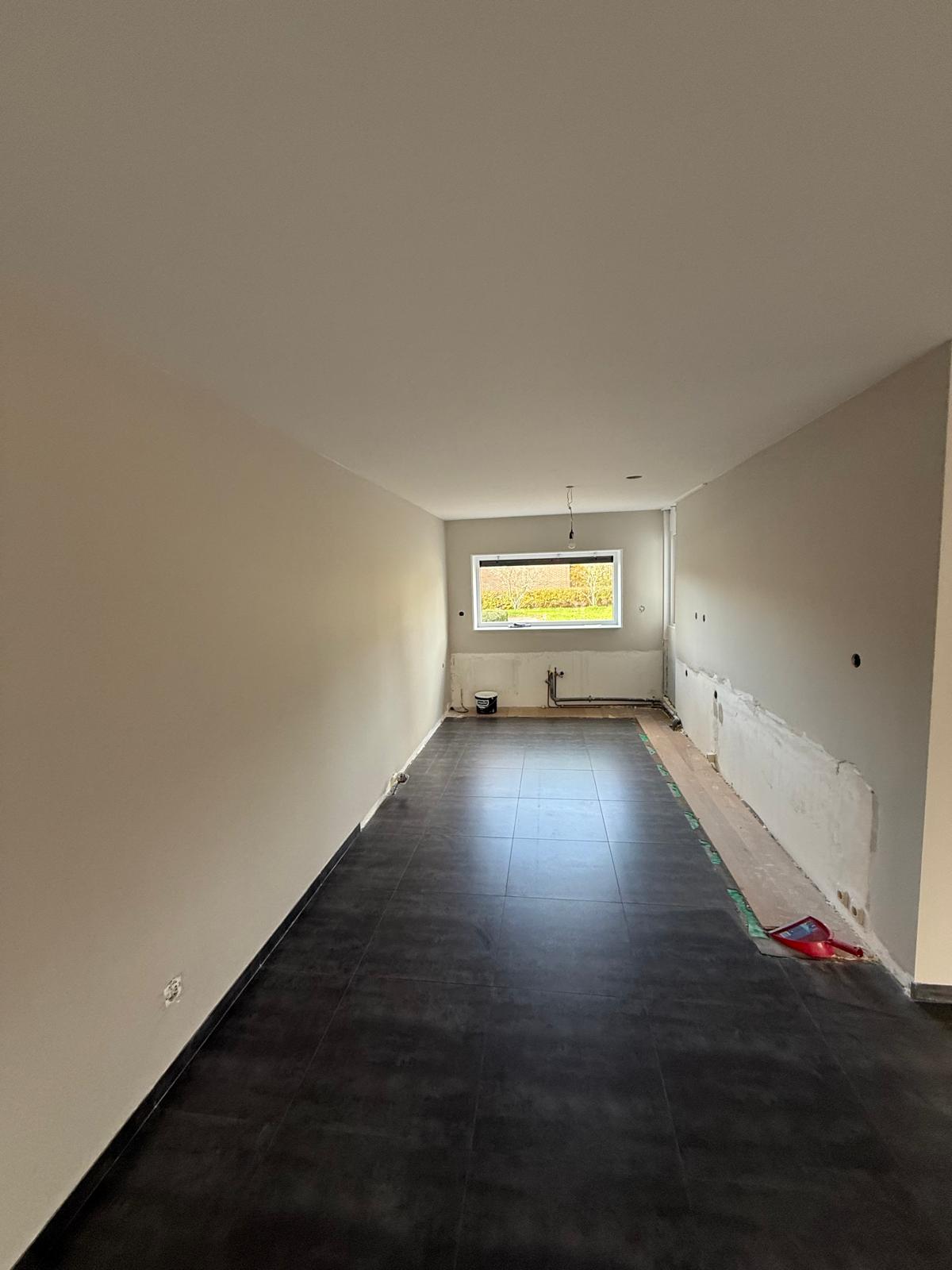 Stukadoor project - woonkamer met donkere vloer