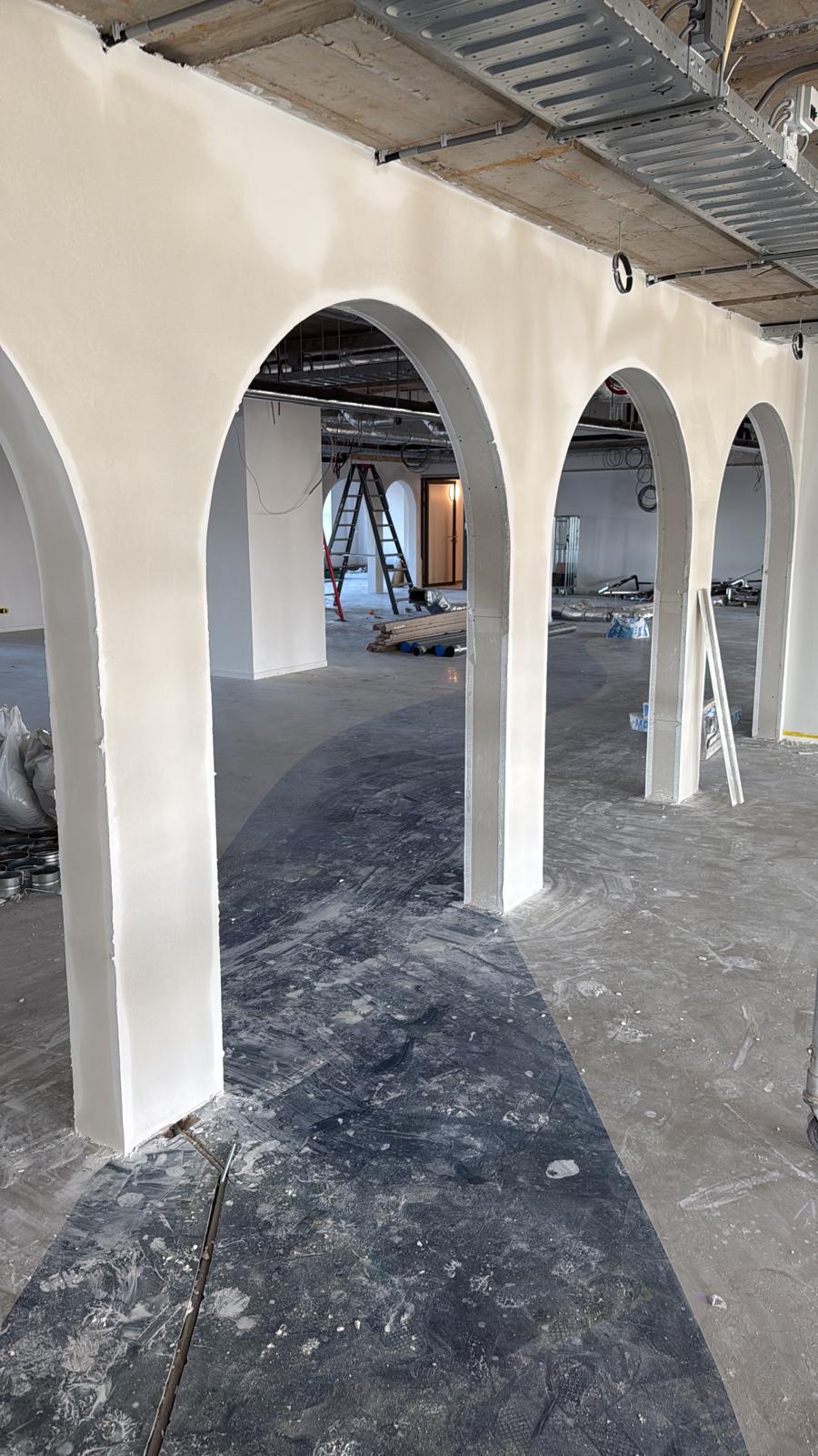 Stukadoor project - afgewerkte witte boog