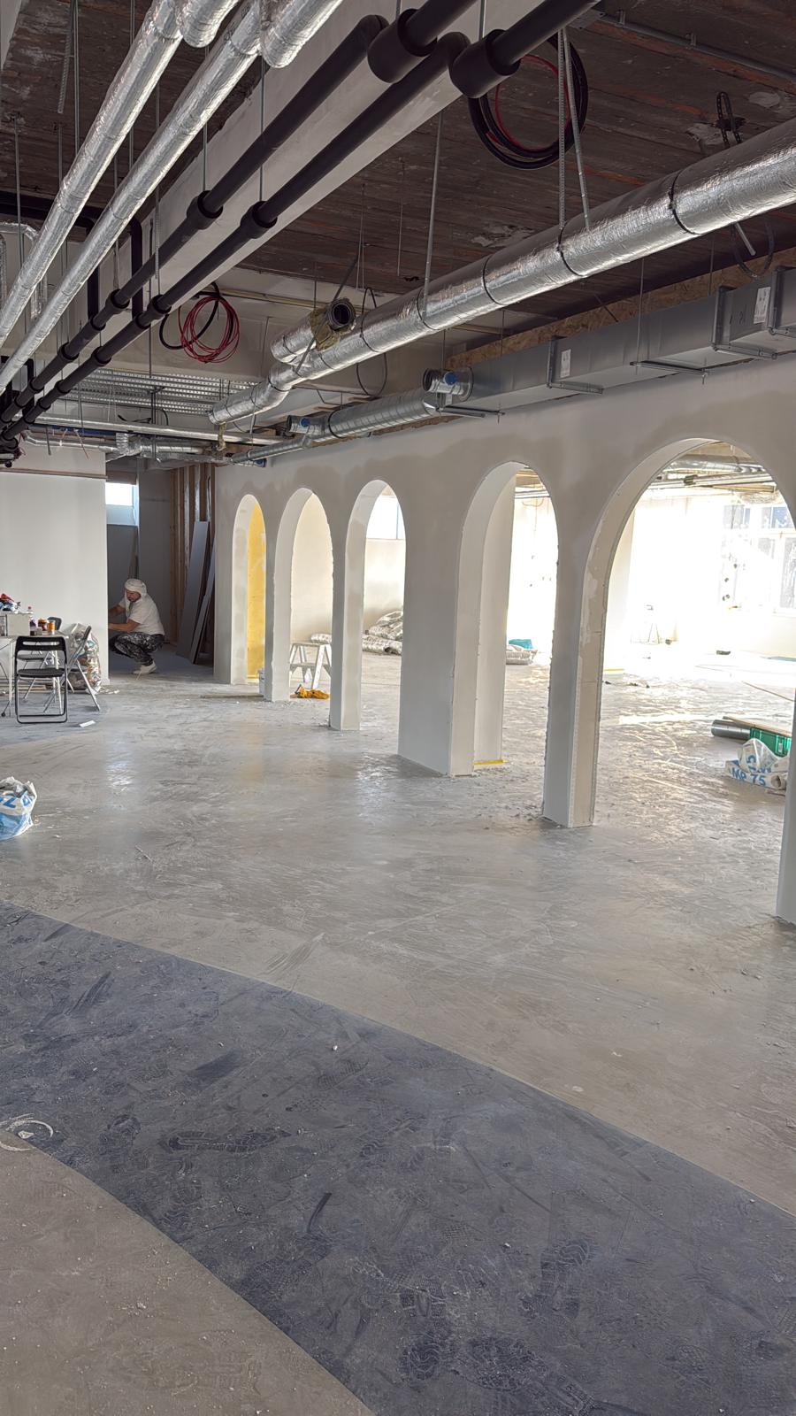 Stukadoor project - commerciële ruimte met meerdere bogen