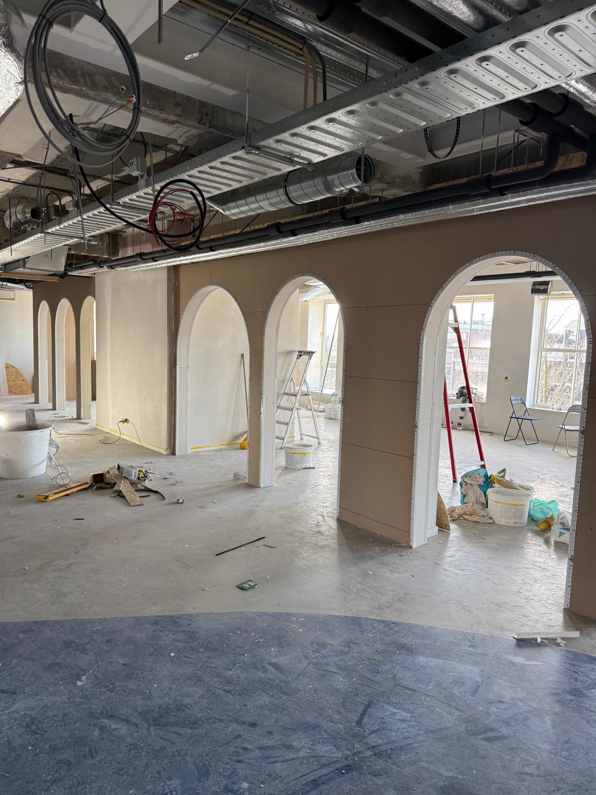 Stukadoor project - ruimte met bogen en vloerwerk