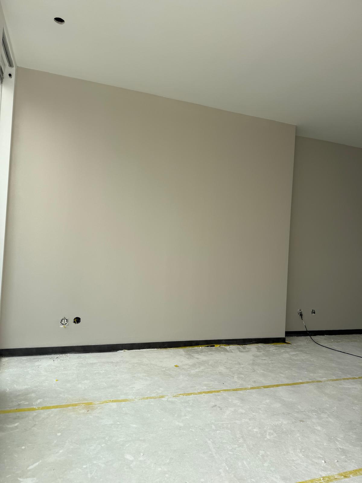 Stukadoor project - afgewerkte witte wanden