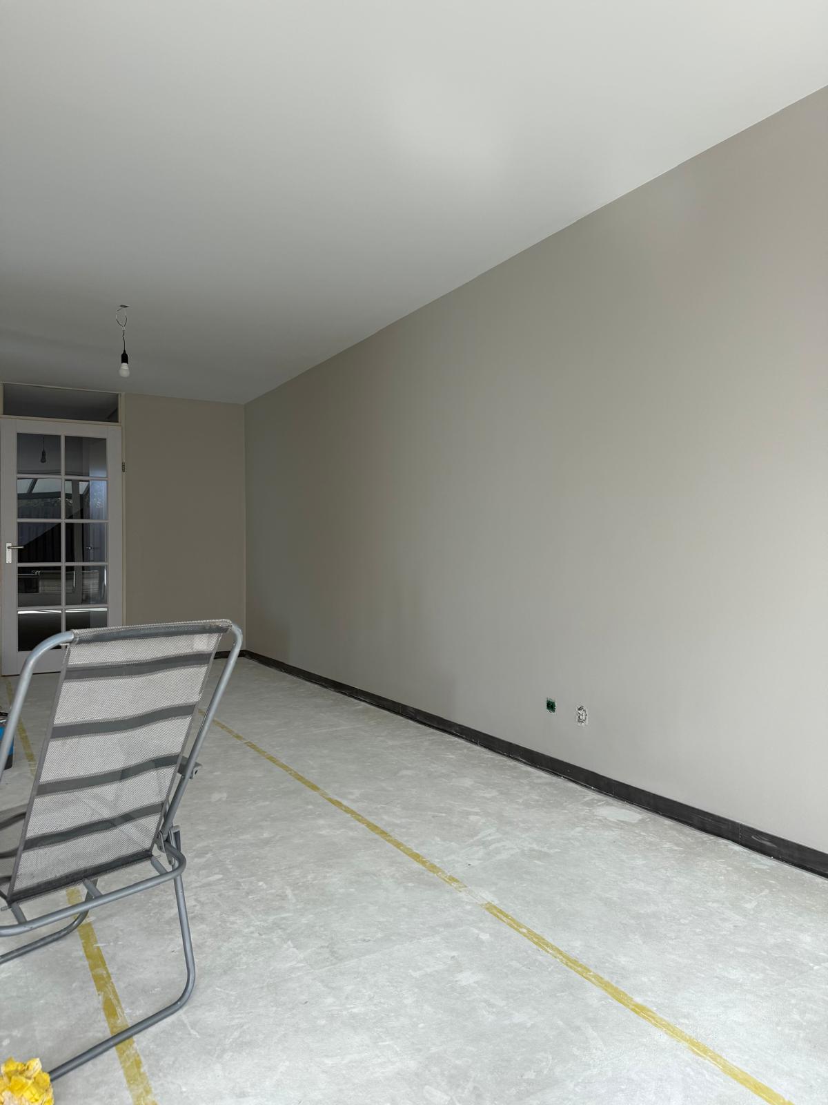 Stukadoor project - woonkamer met glazen deur