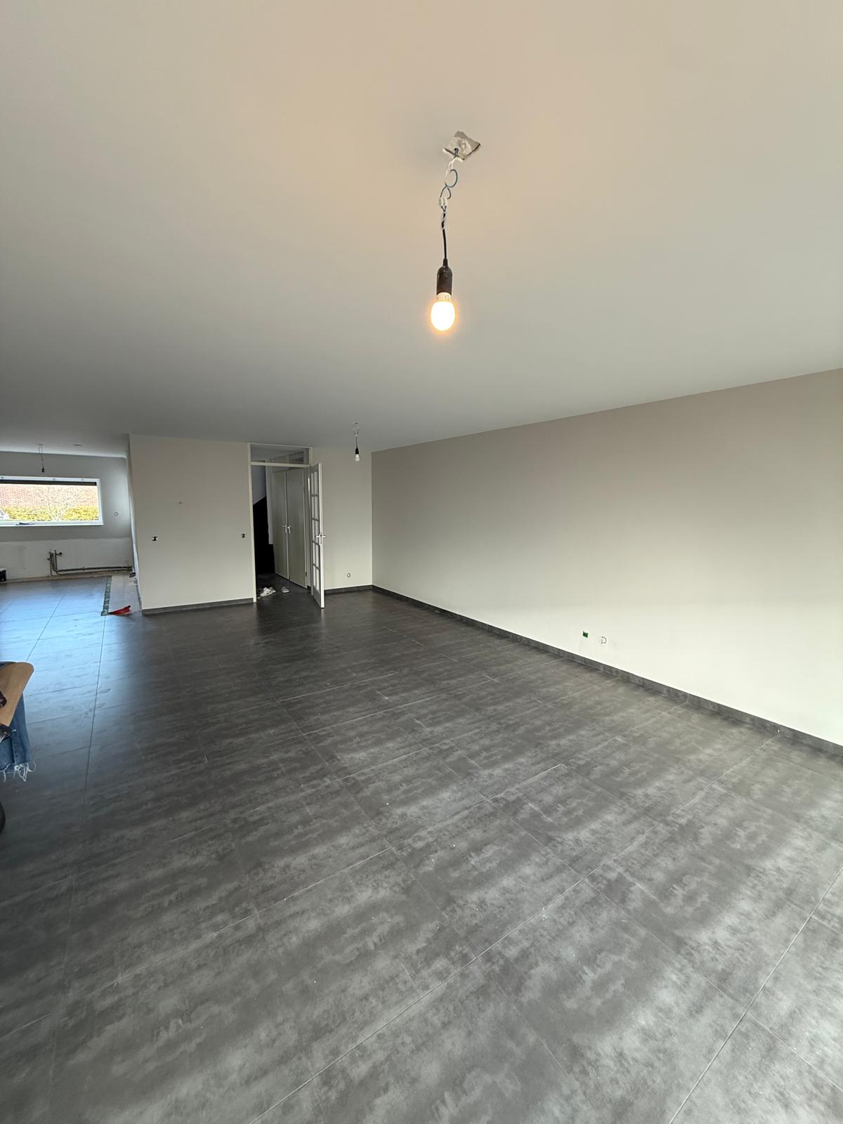 Stukadoor project - open ruimte met plafondverlichting