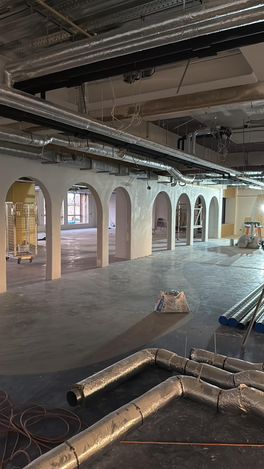 Stukadoor project - commerciële ruimte met bogen