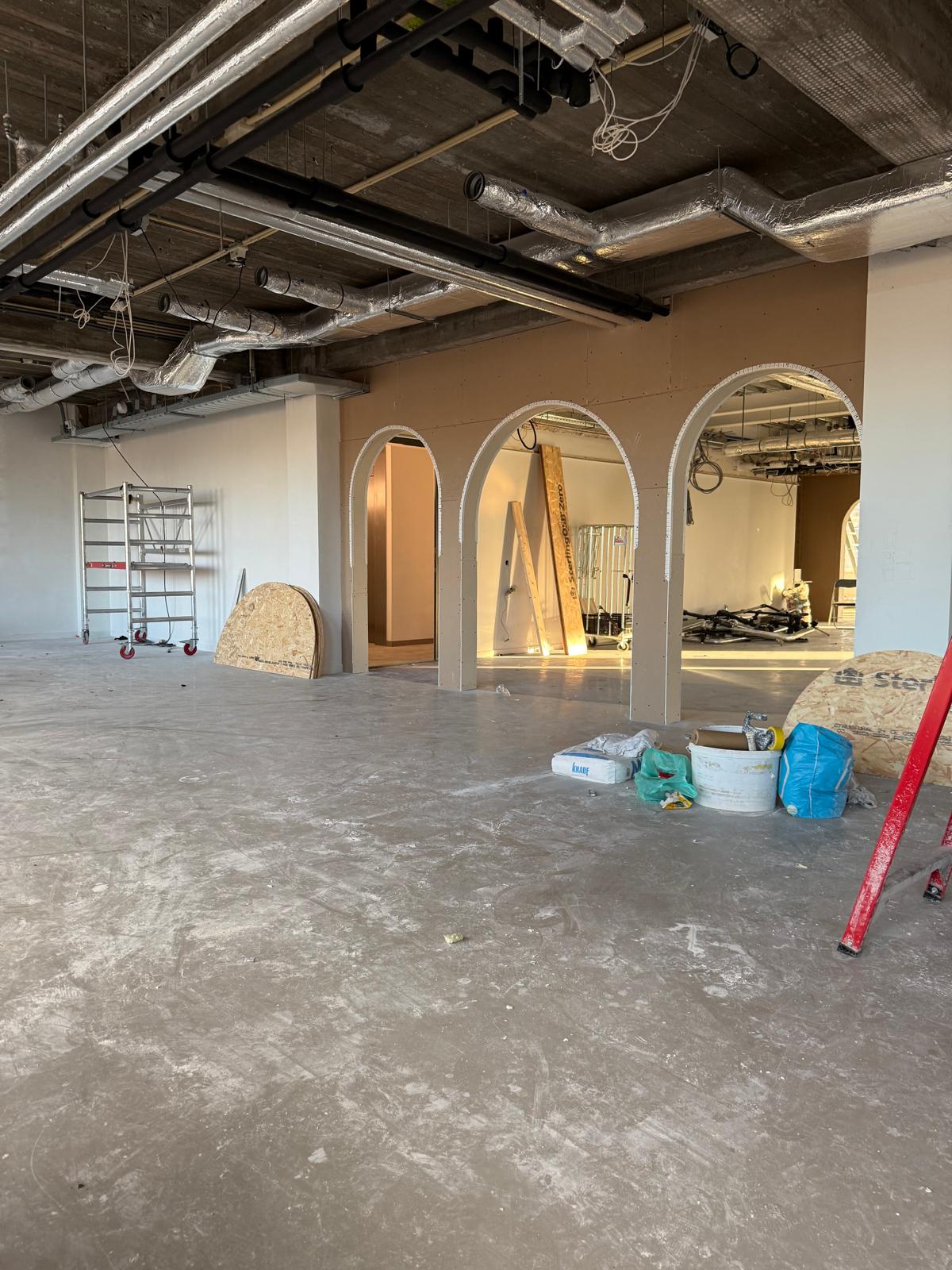 Stukadoor project - grote ruimte met gewelfde openingen